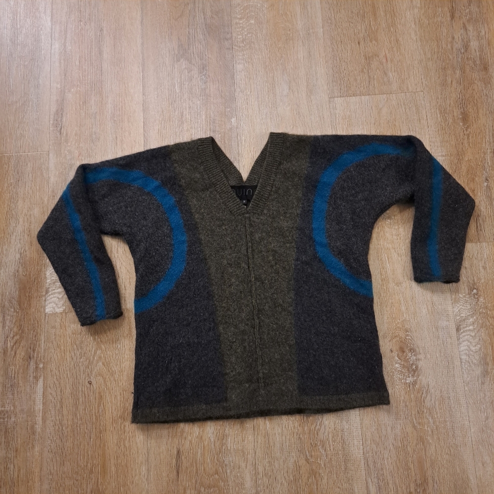 Quinn Kid's Cashmere Gray with Blue Accent Stripes V-Neck Sweater Size M